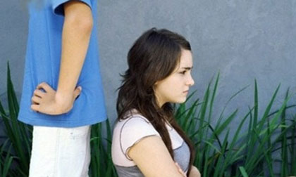 "Muốn hôn thì phải bắc ghế à?"