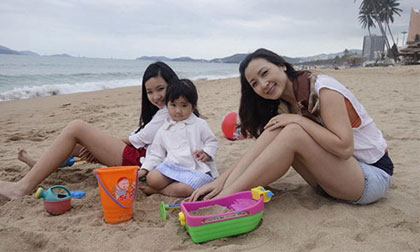 Vẻ dễ thương của 3 nhóc tì nhà Khánh Huyền