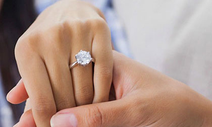 Giới trẻ rộ mốt phẫu thuật ngón tay đeo nhẫn cưới