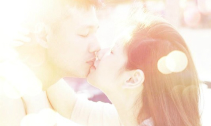 Đan Lê khoe ảnh nụ hôn với chồng đẹp như cổ tích