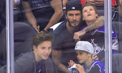 Các chàng trai nhà Beck toả sáng như dàn mẫu trên sân khúc côn cầu