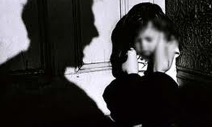 Bé gái 5 tuổi bị bố dượng hờ dùng ớt tươi hành hạ