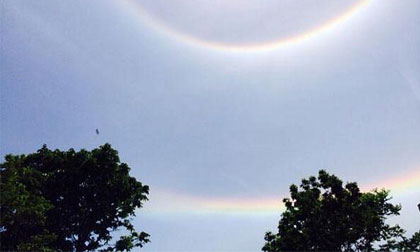 Cầu vồng đôi úp ngược trên bầu trời Nhật Bản