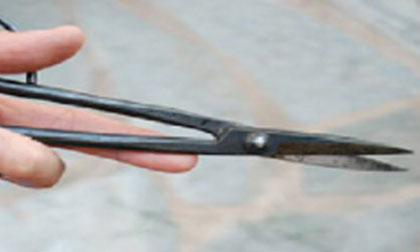 Bị ghen tuông vô cớ, vợ dùng kéo đâm thủng tim chồng