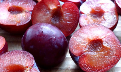 Nên hay không nên ăn mận mùa hè?