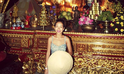 Thảo Trang 'phản pháo' vụ đi chùa mặc áo 2 dây