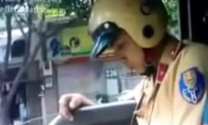 Xôn xao clip tài xế xe tải xin CSGT bớt… 50 ngàn đồng