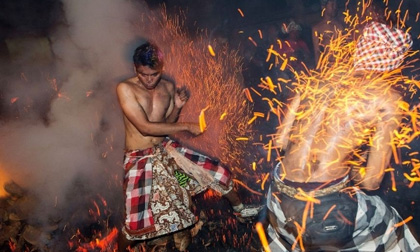 Rùng mình với những lễ hội hành xác đẫm máu