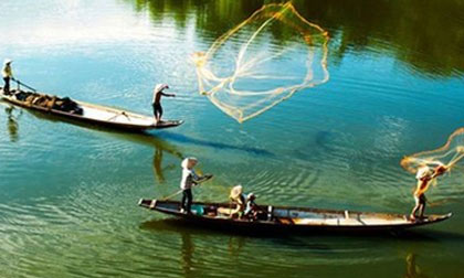 Bé 4 tuổi ôm lục bình trôi 10km trên sông Hậu