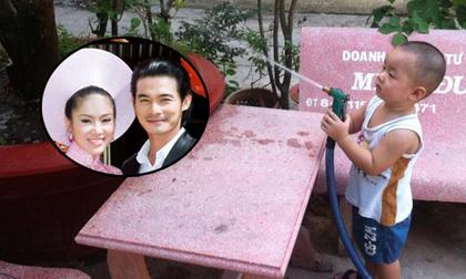 "Quý tử" nhà Quách Ngọc Ngoan phụ ba mẹ tưới kiểng