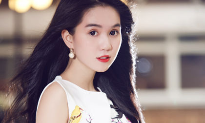 Ngọc Trinh trẻ trung, nhẹ nhàng vào hạ