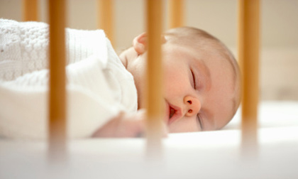Hình thành những thói quen để giúp bé tập ngủ trong cũi