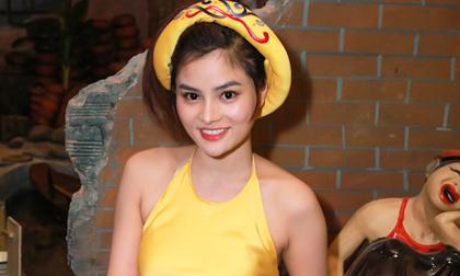 Vũ Thu Phương gợi cảm với yếm đào 