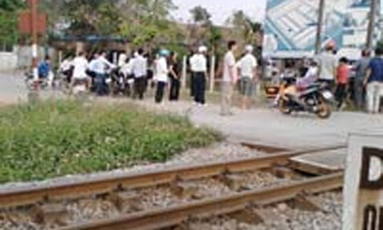 Bị tàu hỏa kéo lê 50m, một phụ nữ tử vong 