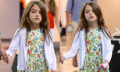 Suri đi cùng mẹ nhưng mặt vẫn buồn rười rượi