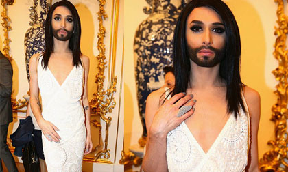 "Ca sỹ có râu" tự tin diện váy khoét ngực táo bạo