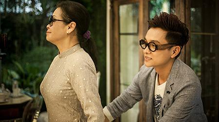 Ca sĩ Khánh Ly thử trang phục áo dài cho live show riêng