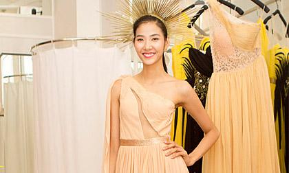 Hoàng Thùy thử đồ diễn, đội vương miện lộng lẫy như “nữ thần”