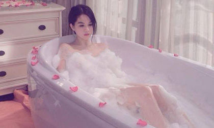  Phát sốt với ảnh tắm bồn của sao nữ