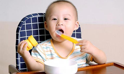 Bí kíp giúp bé tập nhai thành thạo