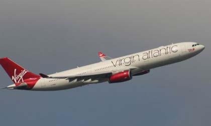 Cô gái vô tư "mây mưa" với hành khách nam mới quen ngay trong toilet máy bay