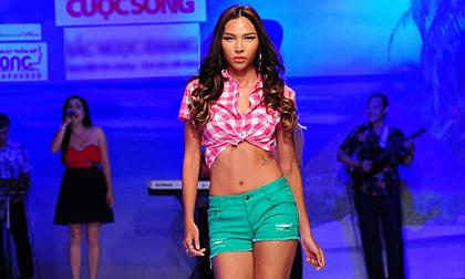 Minh Triệu táo bạo với sơ mi crop-top, khoe body đẹp “nóng bỏng”