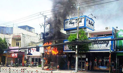 Cột điện cháy như đuốc giữa trưa