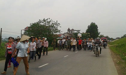 Phú Thọ: Dân kéo lên UBND huyện đòi thả người