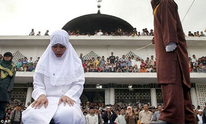 Ngoại tình, cô gái bị phạt hiếp dâm tập thể và bị đánh đòn