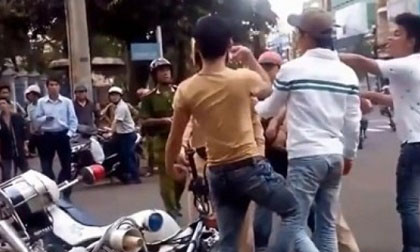 Bị dừng phương tiện kiểm tra hành chính, giật súng bắn lại CSGT