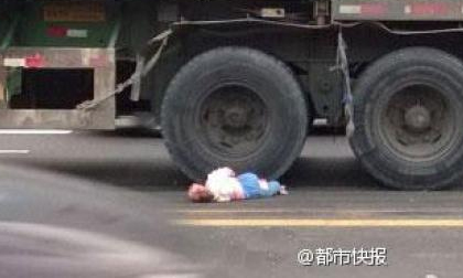 Mẹ nhẫn tâm ném con 1 tuổi vào xe tải vì cãi nhau với chồng