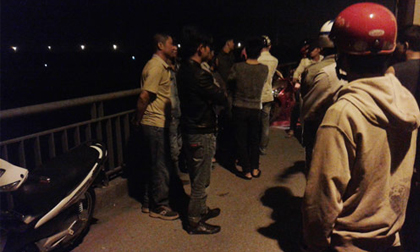 Bỏ lại vợ con, người đàn ông nhảy cầu tự tử