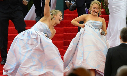 Sao ngã dúi dụi vì váy dầy như bao tải