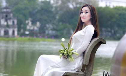 MC Kim Trang đẹp dịu dàng giữa lòng Hà Nội