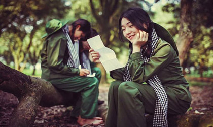 Nữ sinh xinh đẹp hóa trang làm thanh niên xung phong