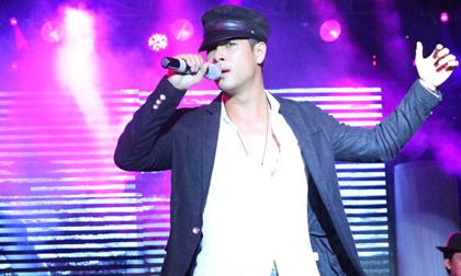 Khán giả không chịu về dù Trương Thế Vinh ngừng hát