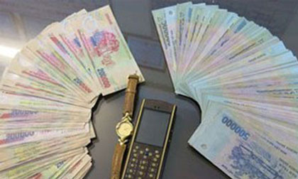 Người phụ nữ bị cướp 100 triệu giữa cánh đồng