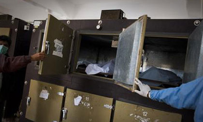 Phát hiện cụ bà còn sống trong tủ lạnh ướp xác