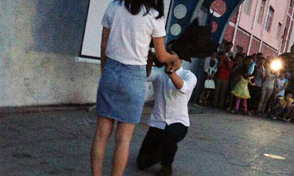 Sinh viên năm cuối cầu hôn cô giáo gây náo loạn sân trường