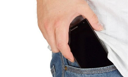 Để điện thoại trong túi quần dễ vô sinh