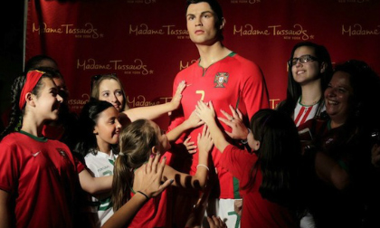 Tượng Ronaldo liên tục bị fan nữ sàm sỡ
