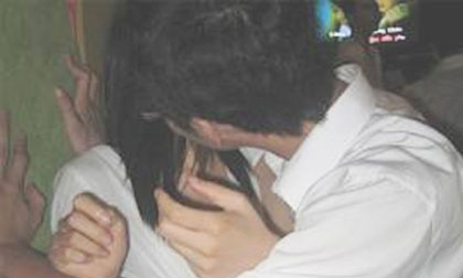 Quen bạn qua facebook, bé gái bị lừa tình rồi tống tiền