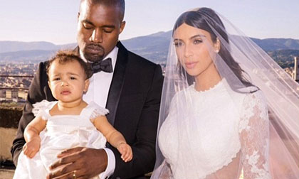 Hé lộ bức ảnh gia đình Kim Kardashian trong đám cưới trăm tỷ 