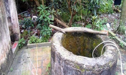 Nghi chồng cặp bồ, mẹ ném con 3 tháng tuổi xuống giếng?