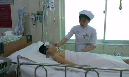 Nhảy đệm lò xo, bé trai lộn qua cửa sổ rơi xuống tầng