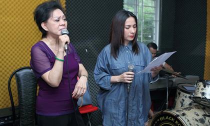 Phi Nhung diện "mốt không quần" tập nhạc cùng mẹ nuôi