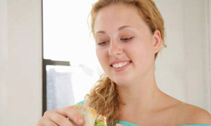 Bà bầu ăn mặn có thể gây nhiễm độc thai nghén