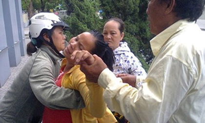 Trẻ sơ sinh tử vong, người nhà lại bao vây bệnh viện