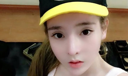 Gái xinh biến mình thành quà khiến dân mạng xôn xao