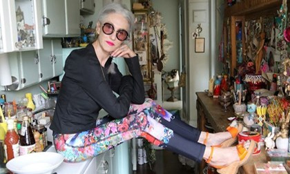 Cụ bà 70 tuổi sành điệu hơn thiếu nữ